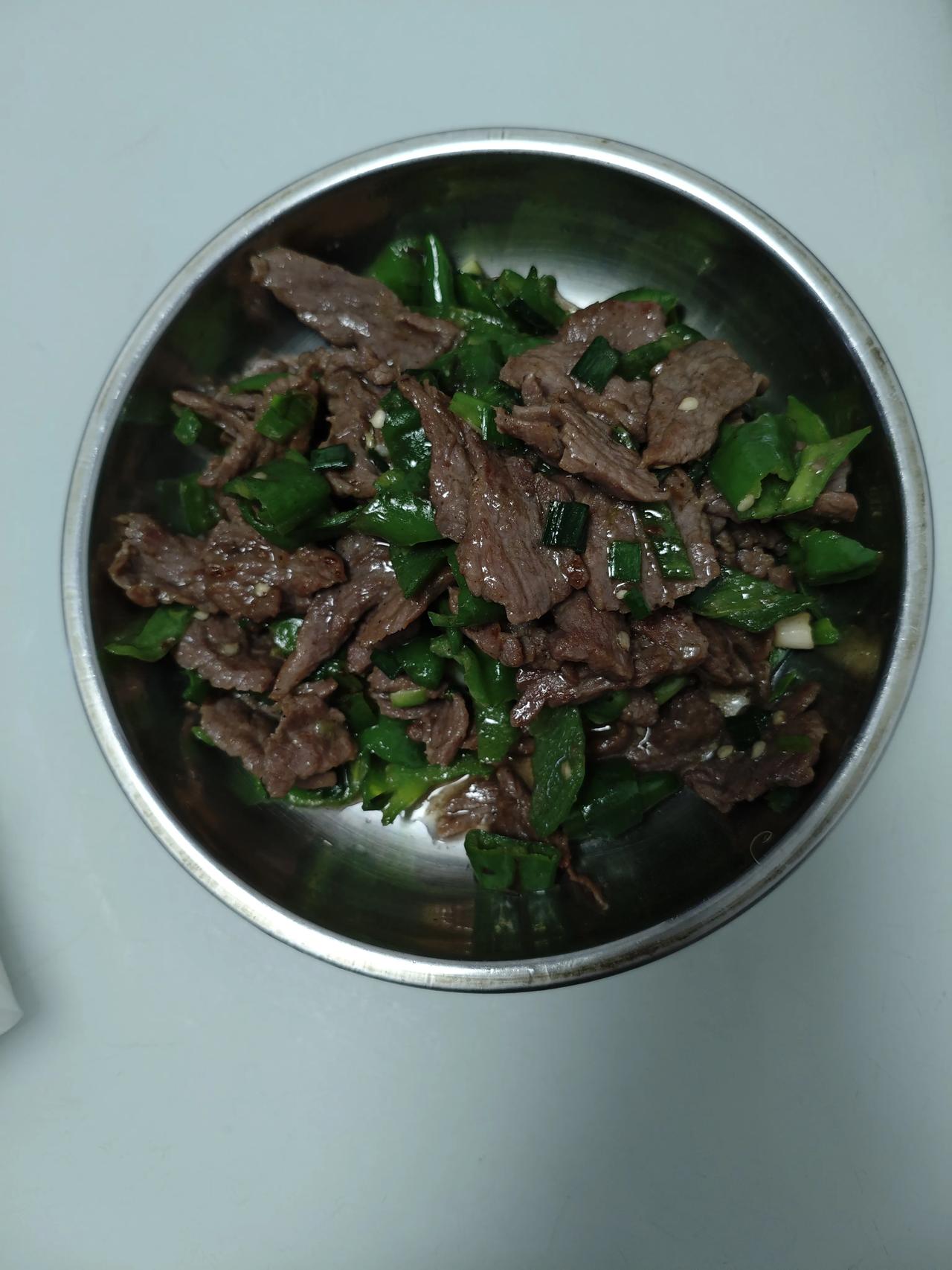 记录我的一日三餐周末美食：昨天晚上又是儿子下的厨，儿子做了青椒牛肉片，炒水笋，咸