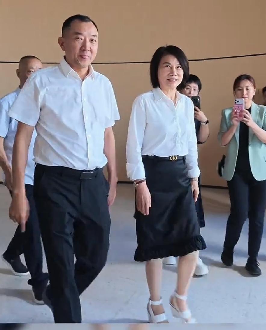 72岁董明珠逆生长！和陈行甲合体同框，看起来哪里像个72岁的老太太，分明是个27