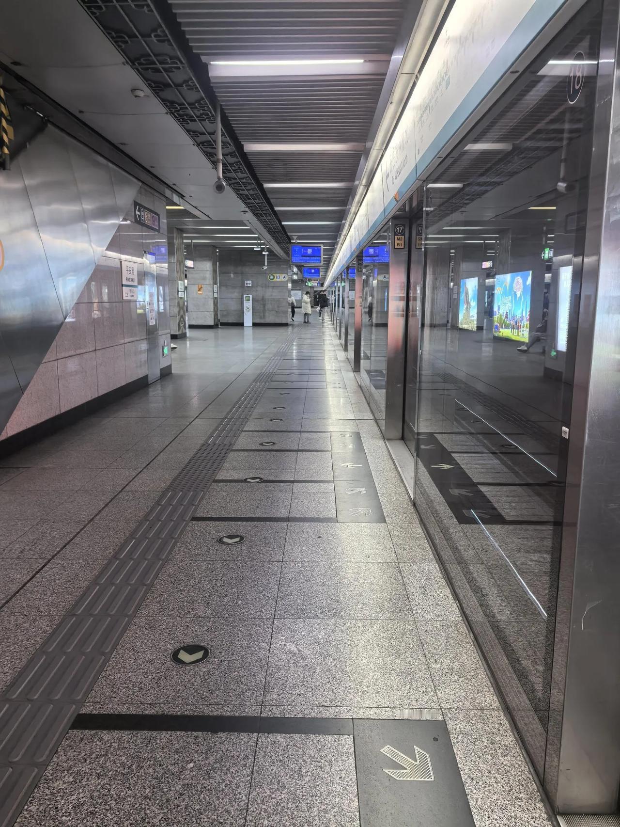 北京相比前几年人少多了
这是晚上6点半的4号线