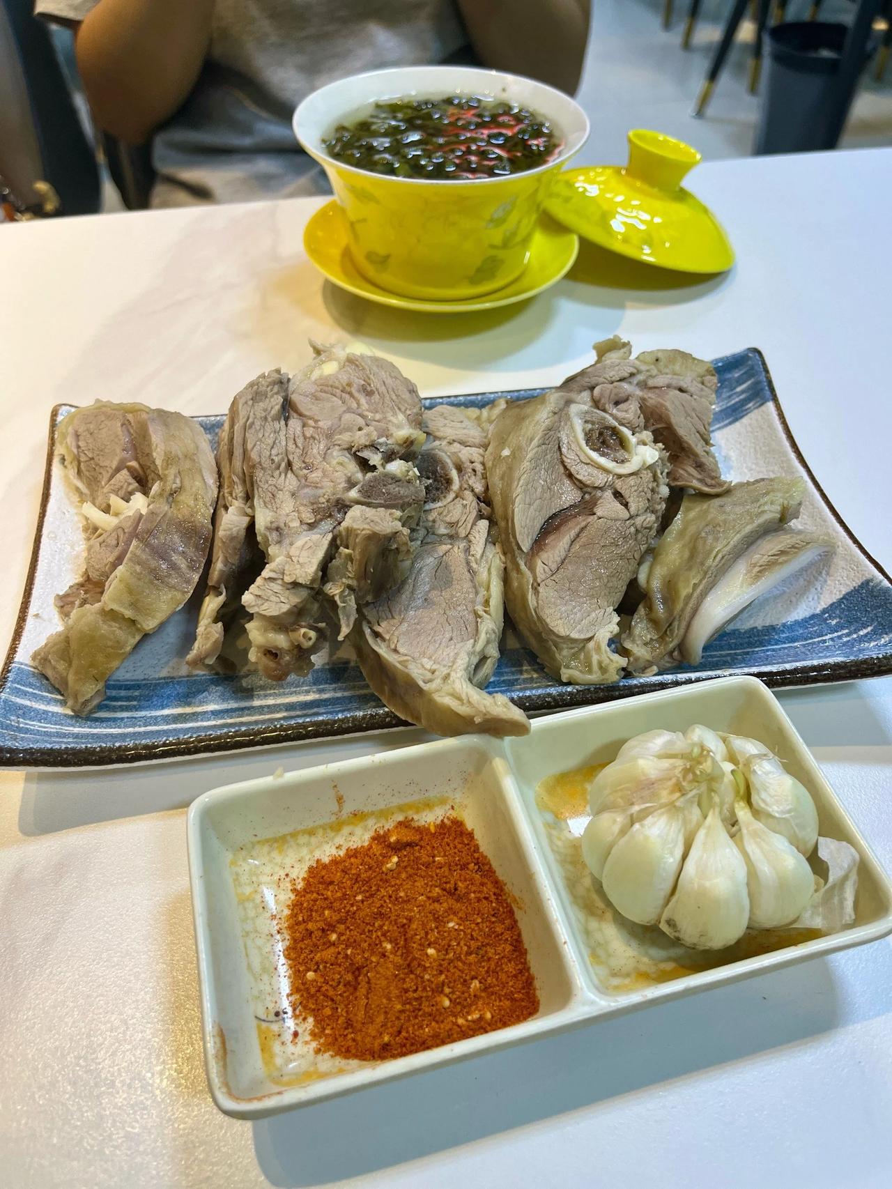 刚从牧区朋友家回来，裤腿上还沾着油点子，嘴里残留着浓烈的羊膻味。这种带着泥土气息