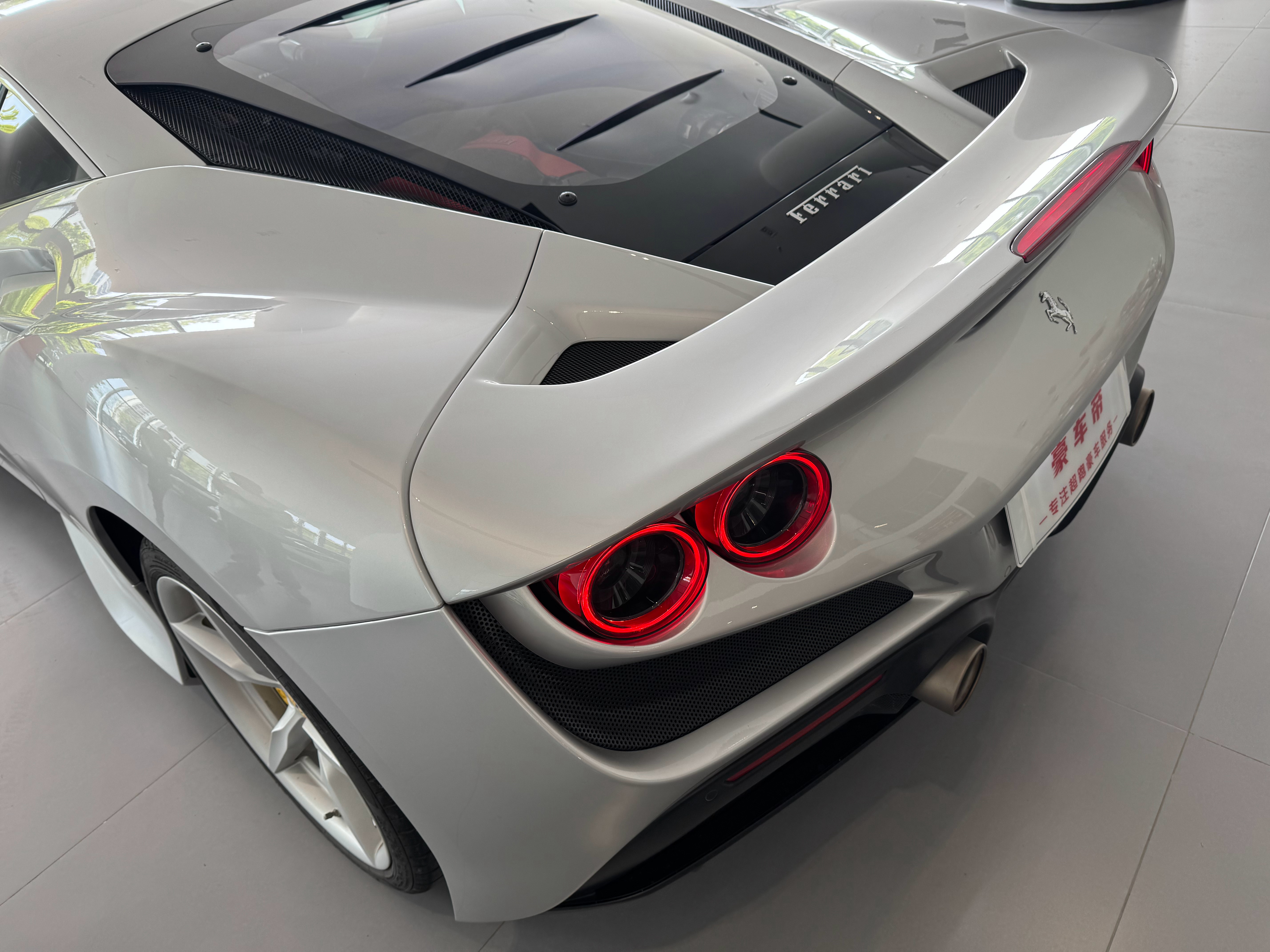 再入一台法拉利F8 精品一手  原厂选配纽伯格林银 晚点小视频 