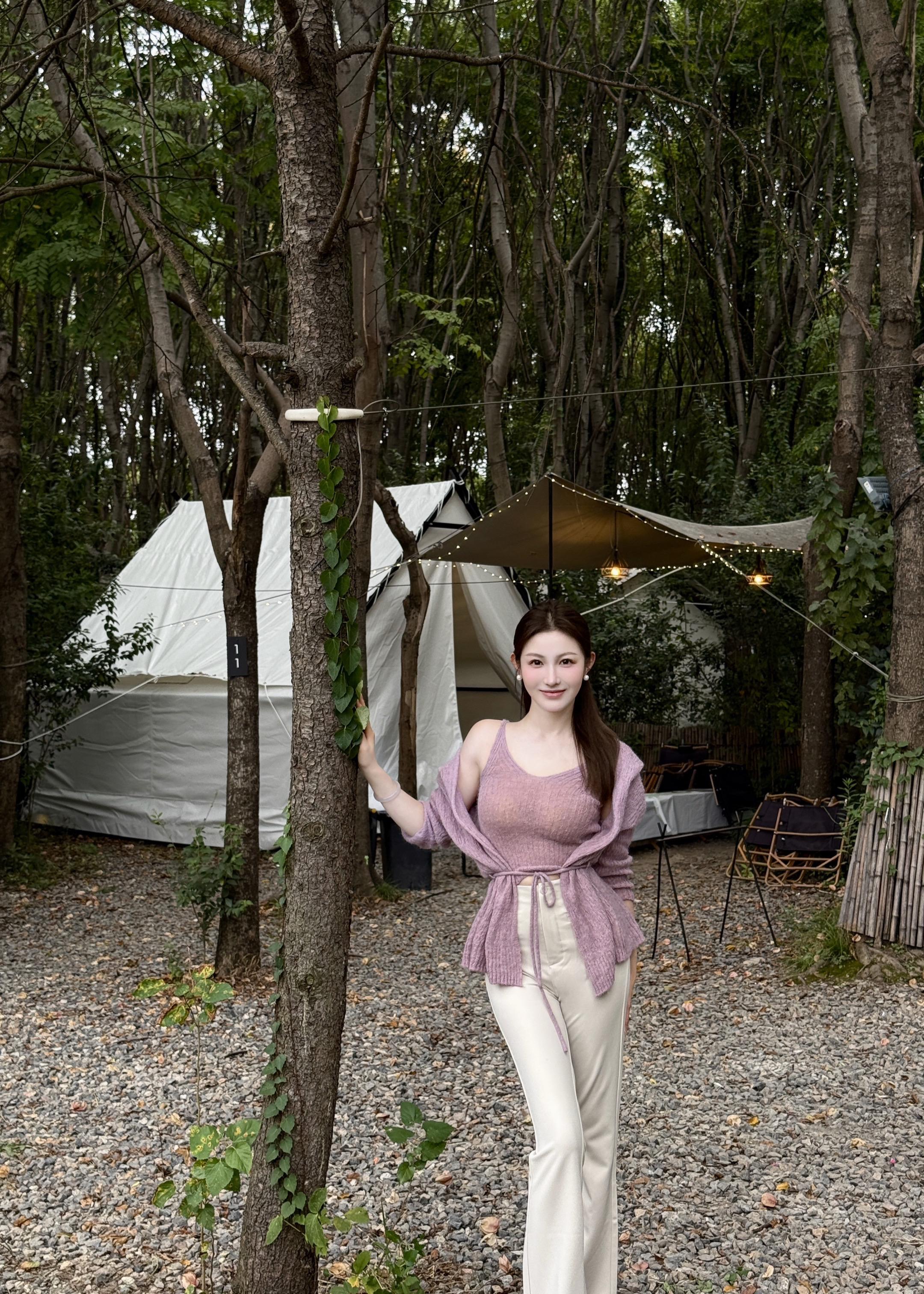 二十多岁的年纪 有人继续求学 有人考公考编 有人恋爱结婚大家穿着不同的...