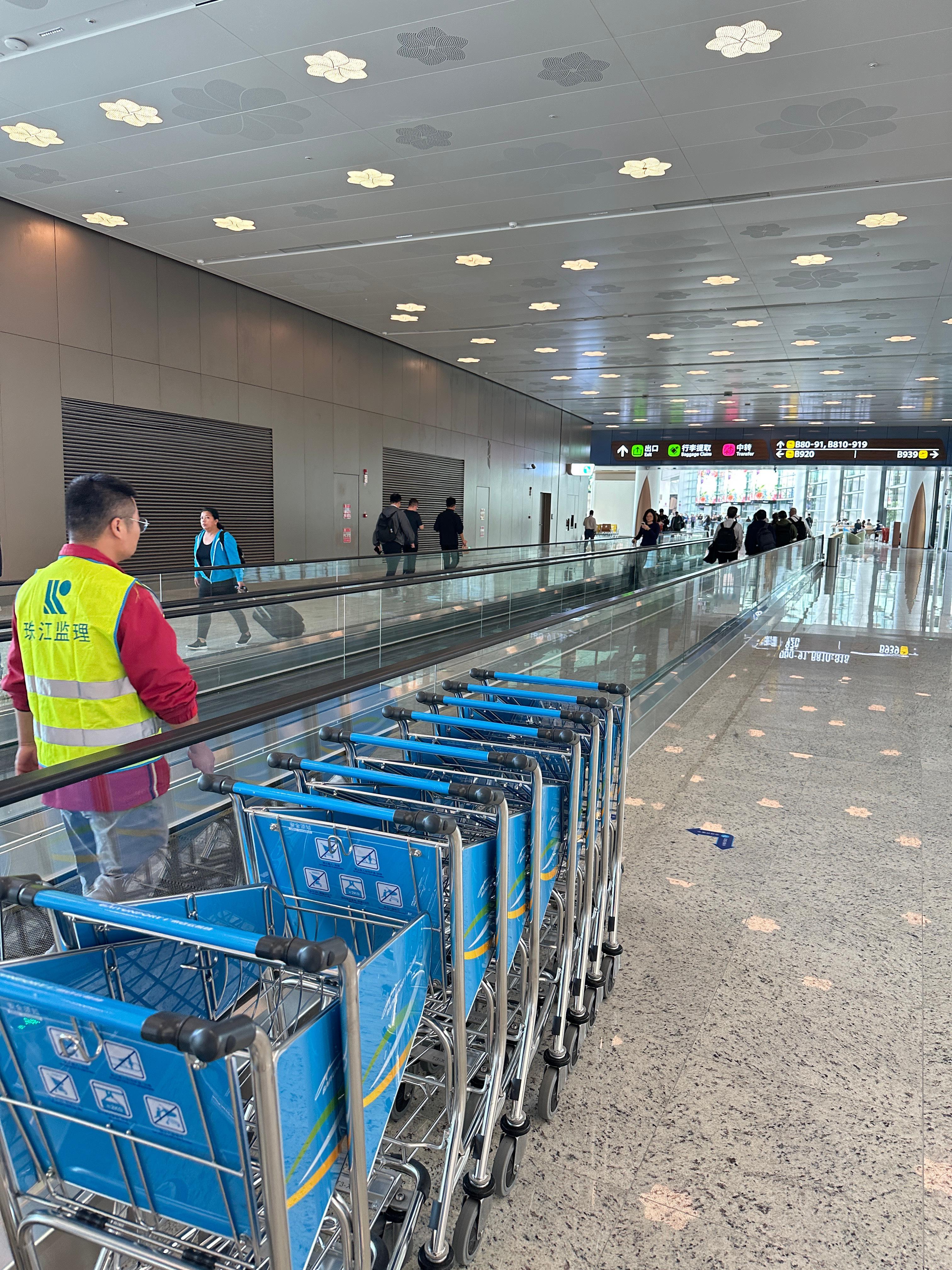 广州白云机场T3真不错啊 新机场连行李推车都是崭新的[哇]马上要去小鹏新园区吃妈