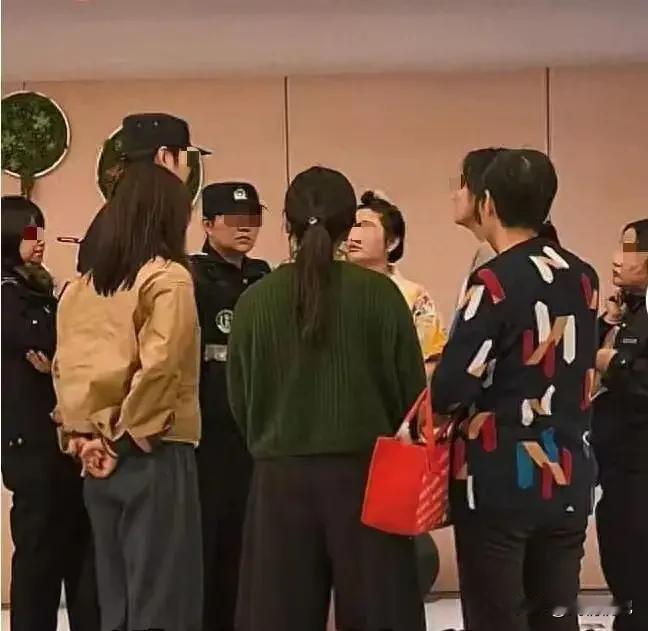 “她泡在澡池里，手机却开着摄像头”——江苏泰州一浴场突发偷拍疑云，警方已介入！