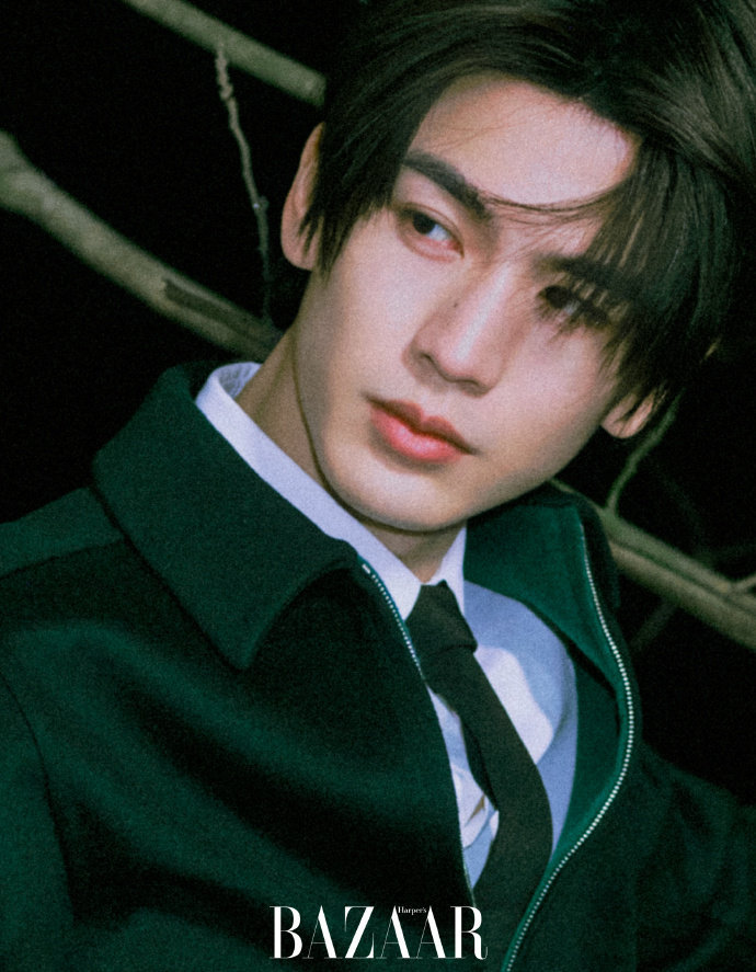 张凌赫《时尚芭莎》六月电子刊绿意中与黑天鹅作伴，好矜贵的一套大片！ ​​​