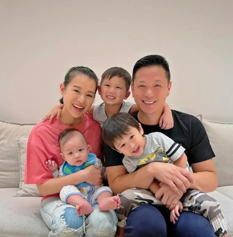 2021 年，怀上三胎的胡杏儿忐忑地问丈夫李乘德："要是又是个男孩怎么办？" 婆