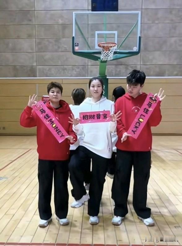 WCBA山西女篮球员给球迷拜年了。用这种方式拜年可不多见！金鸡独立式的五罗汉拜年