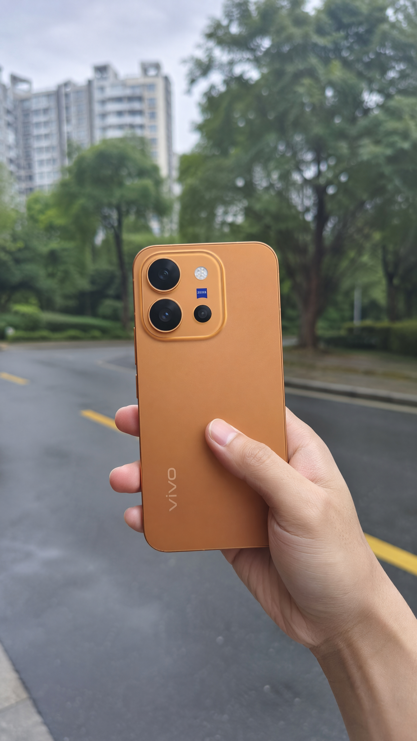 vivo X300E「日光橙」 ，以日光为灵感，将热烈与活力凝于一身，为你呈上一