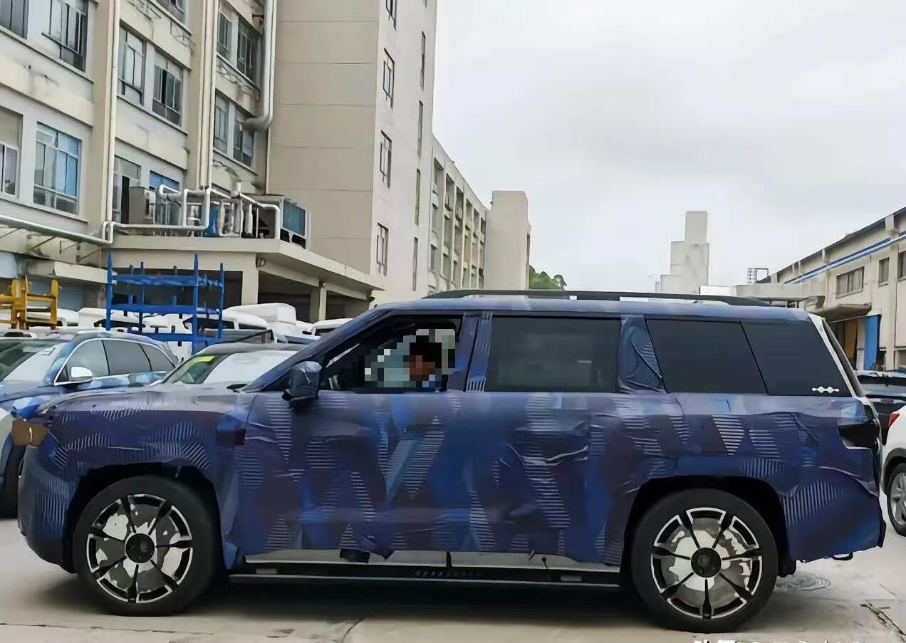 方程豹钛9伪装图，坪山区揽胜即将登场，最近发布的9字辈车系都好大啊。 