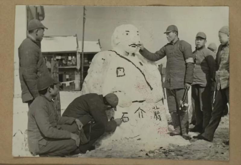 几个普通日本士兵正在炮制“蒋介石雪人”！伤害性不大，侮辱性极强。这张照片拍摄于1