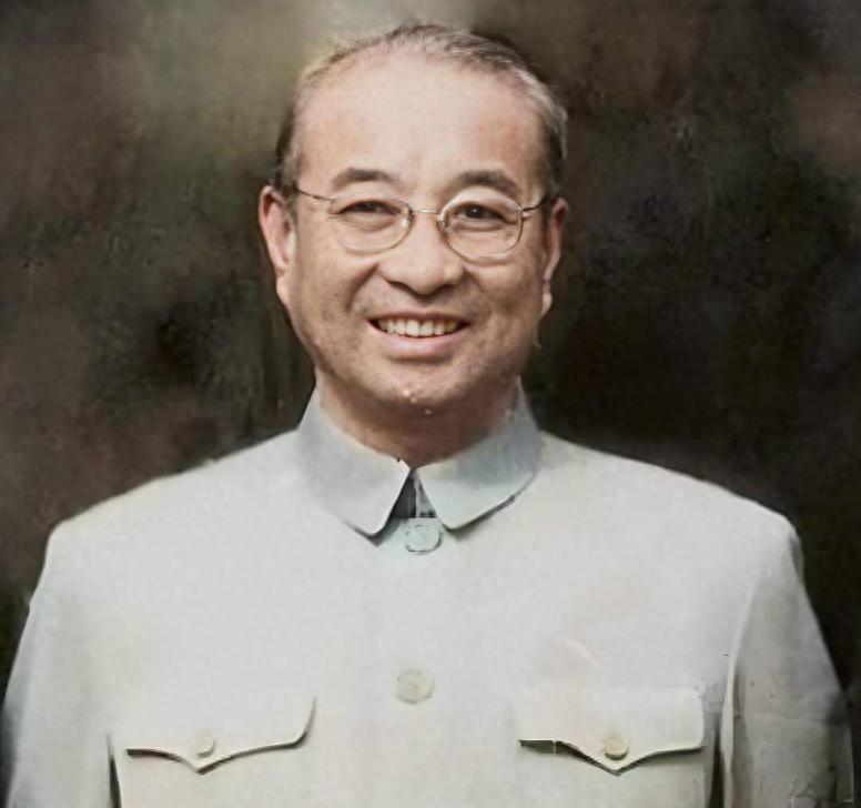 在这座城市一间简陋的平房里，刚从朝鲜战场凯旋的陈赓，突然死死扣住胸口，冷汗瞬间打