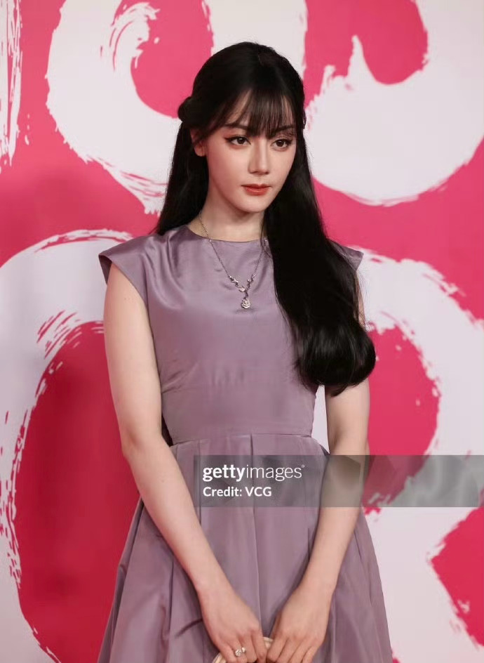 迪丽热巴的两张生图，哪个更真实？[思考][思考][思考]迪丽热巴迪奥g社生图状态