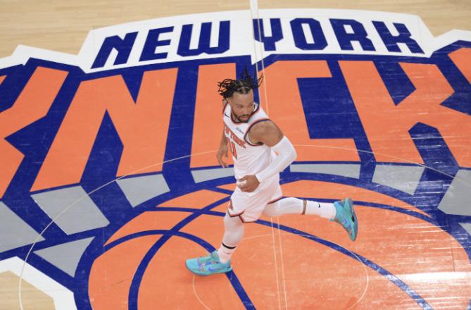 看NBA上咪咕视频，在经历三轮季后赛的鏖战之后，年轻的圣安东尼奥马刺和纽约尼克斯