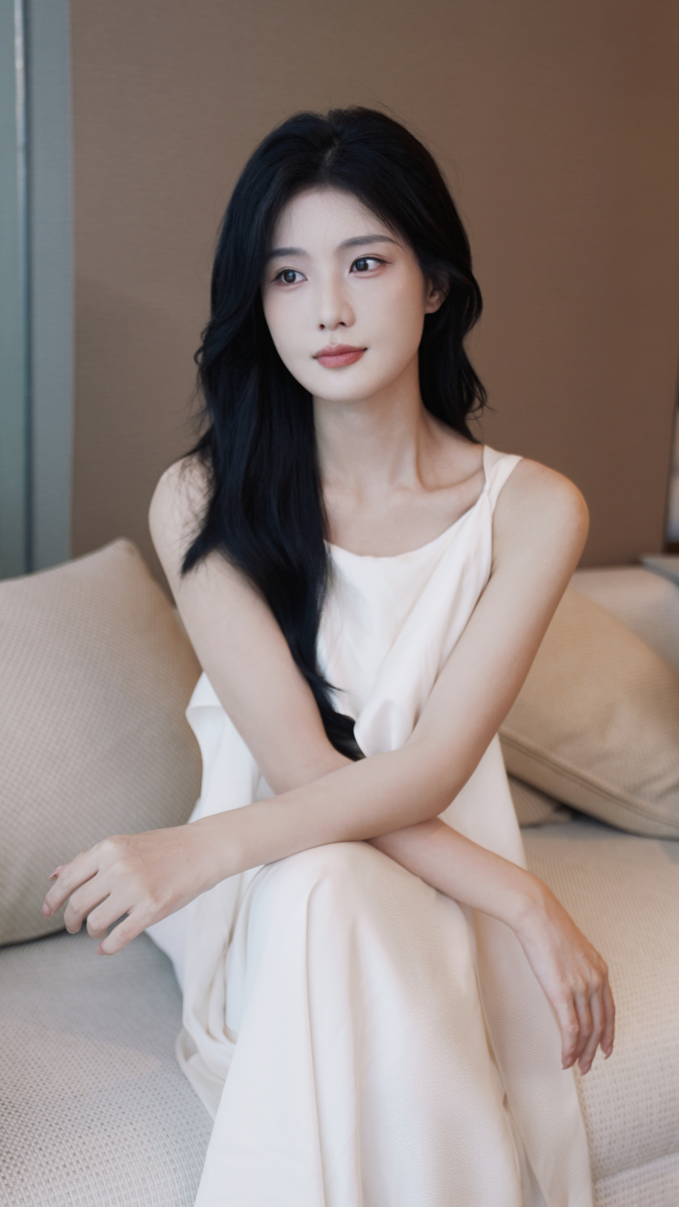 陈意涵 一袭奶白纱裙，温柔又清冷。发丝缱绻间，自带氛围感。举手投足间，满是优雅与