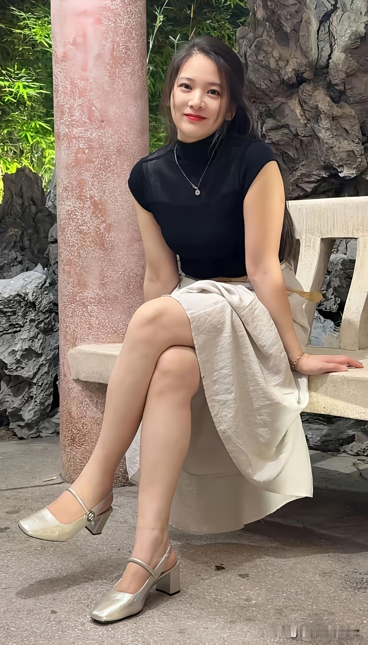 美女的美丽体现在何处呢？黑上衣+米白半裙，打工人也能轻松拿捏的温柔轻熟风