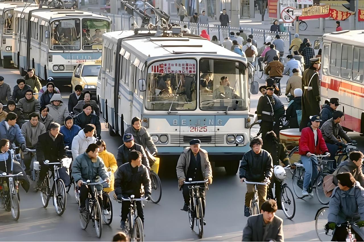 1992年10月19日，大礼堂内灯火璀璨。新班子，出现在记者面前。那个时候的他们