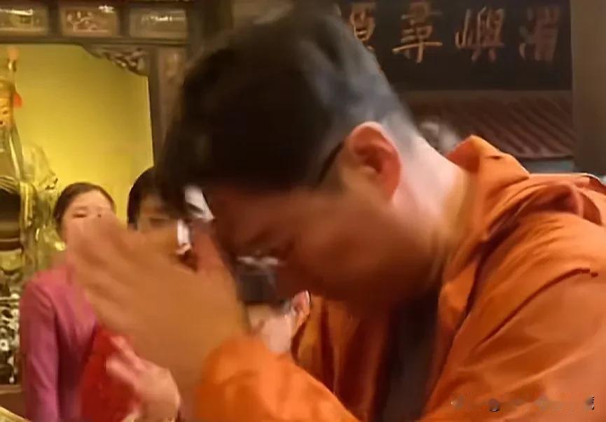 著名爱国歌星黄安被网传已经出家修行，7月10日，黄安在个人社交平台发布信息，回应