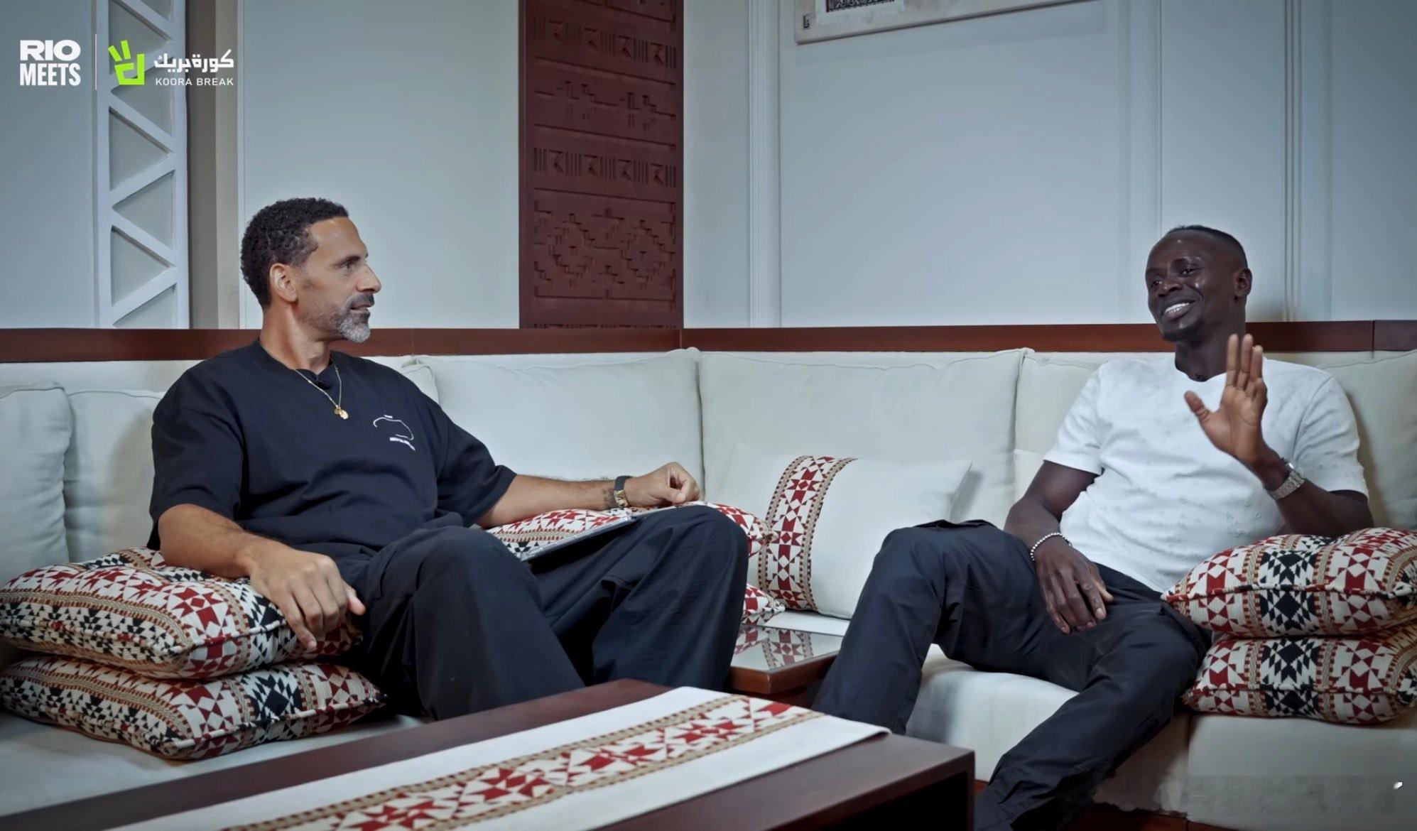 马内分享一个关于沙特人情味的趣事：当时正值斋月。到了开斋时分，我走在街上，有几位