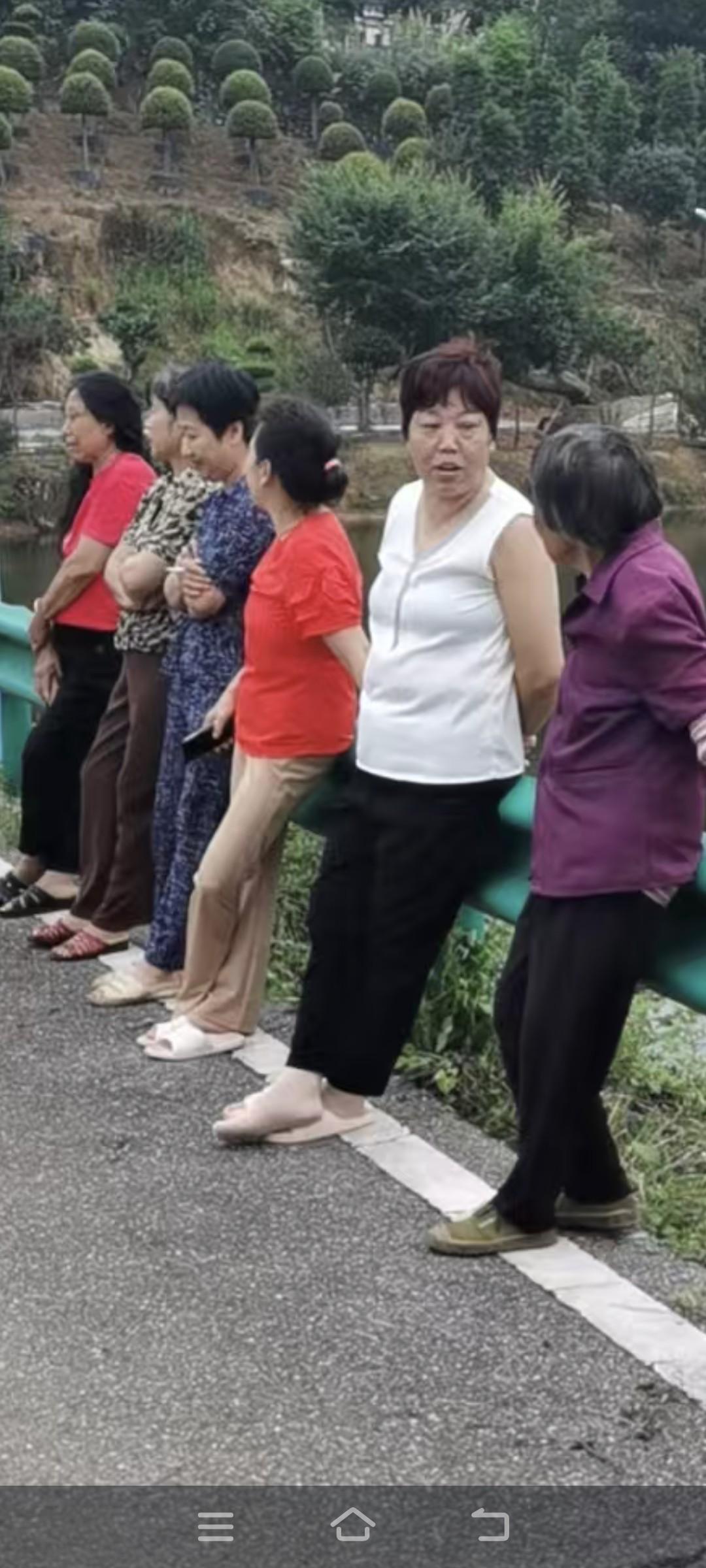 城里人在休息日有共享资源，如公园、居民活动中心、健身馆，还有乒乓球室，篮球场等众