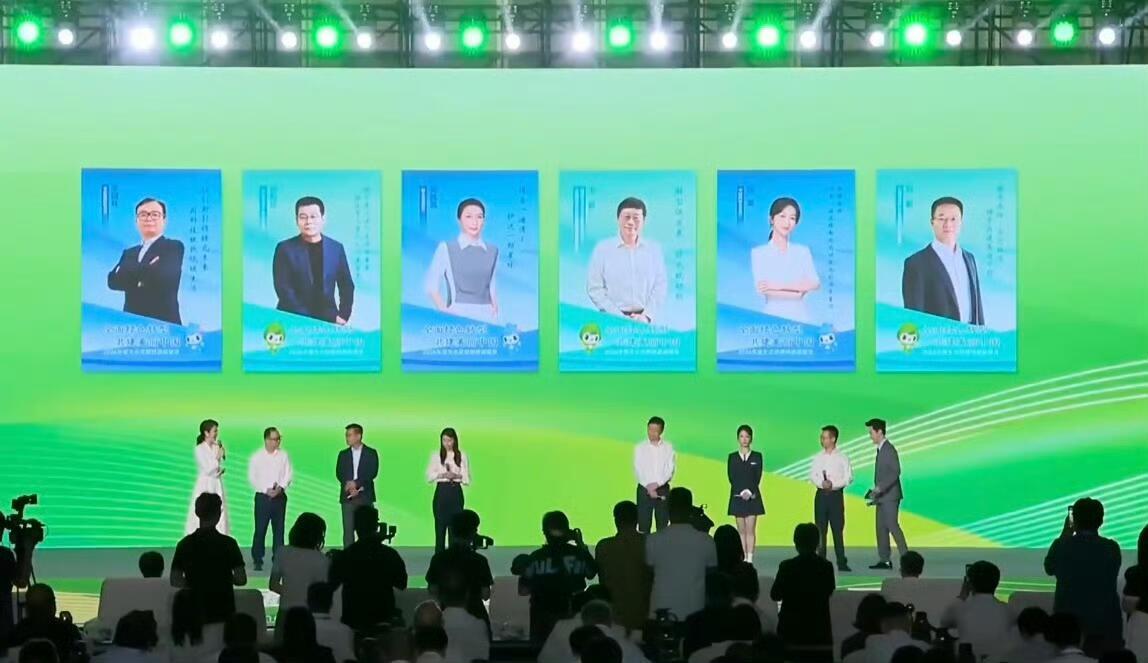 杨紫参加六五环境日国家主场活动被授予聘书，和郭晶晶一起上台领聘，内娱公益代言最多