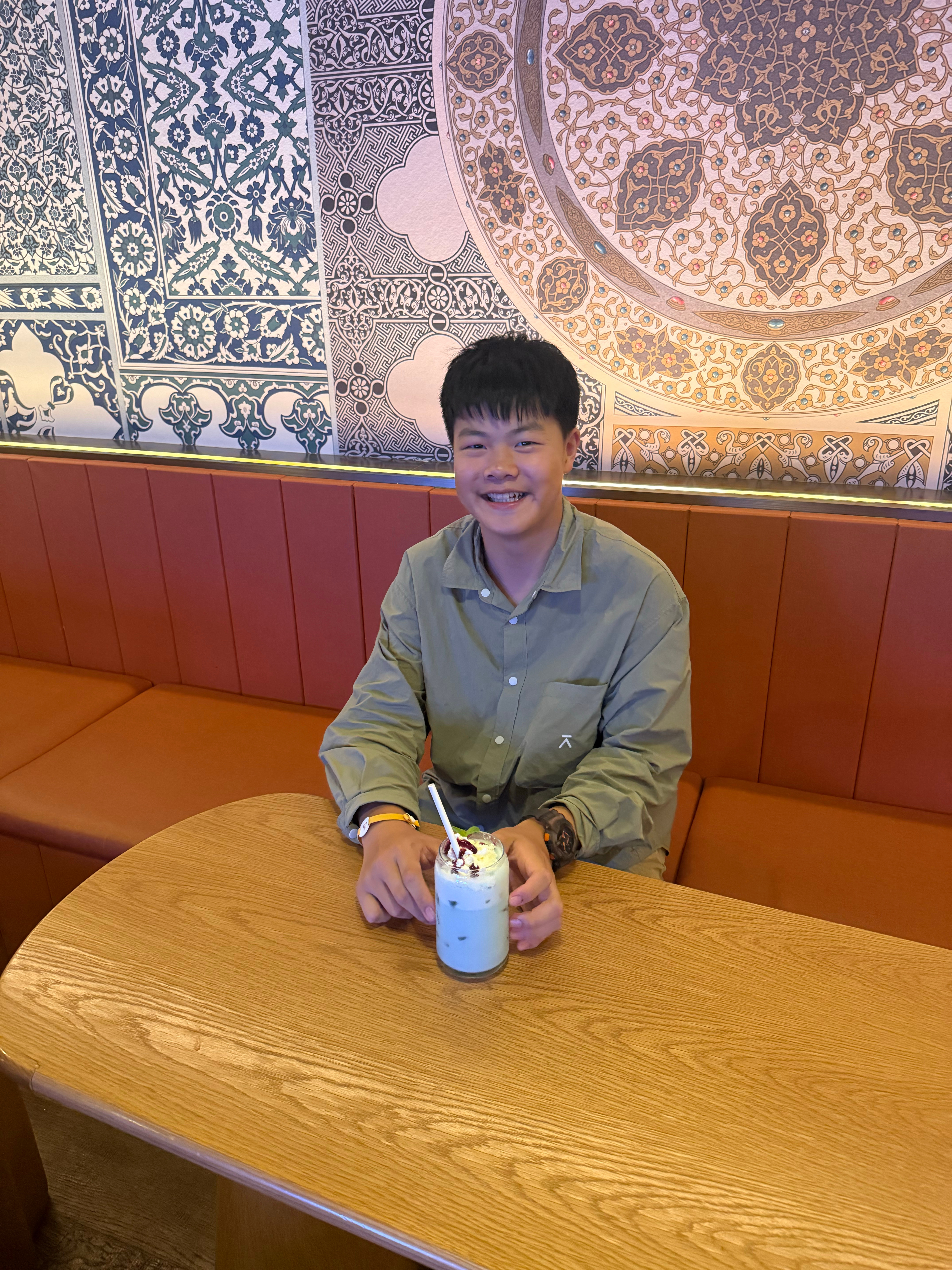 艾文饭后点了一杯果汁酒保说：热量挺高，你妈妈同意吗？不同意我也打不过他啊