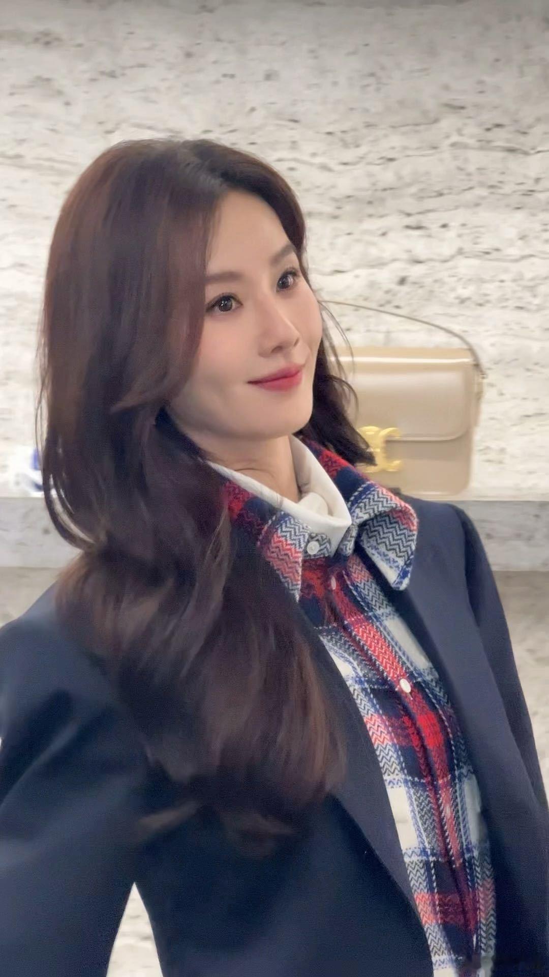 刘诗诗的上海活动简直是美到不真实！无论是西装造型的飒气，还是自信从容的步伐，她的