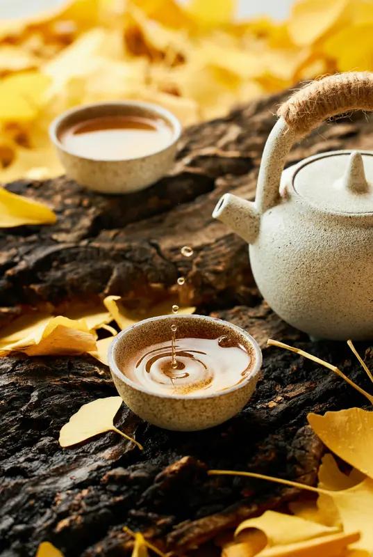 馨漪婉风的这首《七绝•一杯秋韵》韵味十足。“岁月融情忆未休，时光步履不停留”，瞬