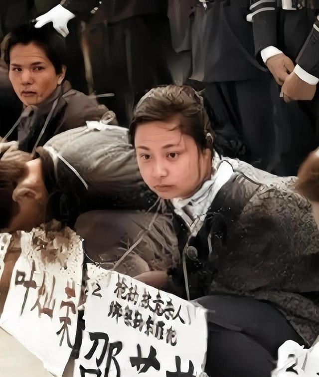 1995年东莞刑场，25岁女死刑犯 邵苗苗 蹲坐在地，静候死刑。她面容呆滞，双手