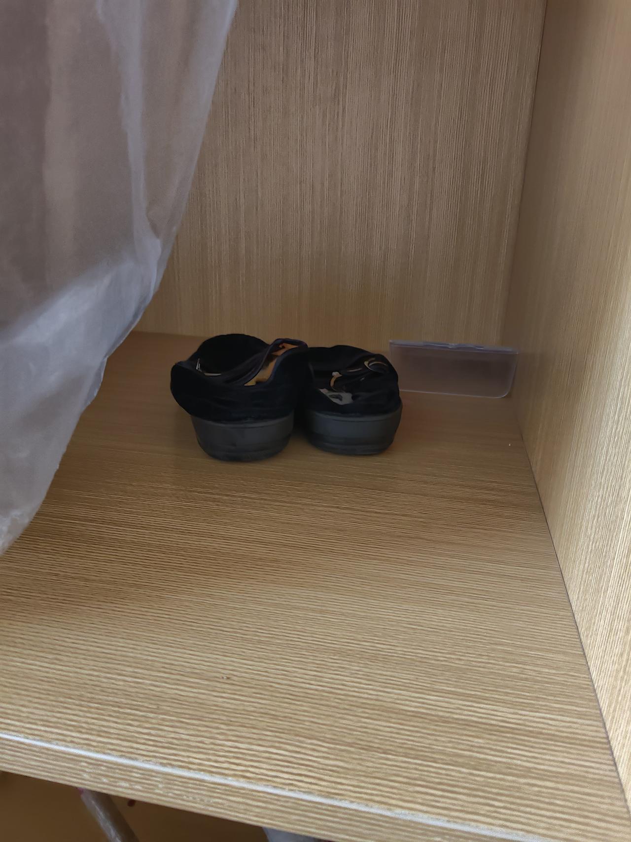 这双鞋在我工作室搁了好久，这么长时间都不来取，我也不清楚你还要不要。要是过几天还