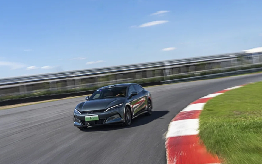 加速进军F1 。比亚迪 拟加快洽谈进入顶级赛车领域，执行副总裁李柯与前红牛车队负