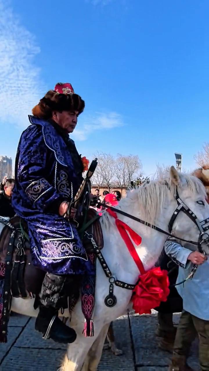 骆驼走天街，丝路大巴在呆萌中看神都洛阳。
这一刻在定鼎门的游客都惊呆了，好精彩。