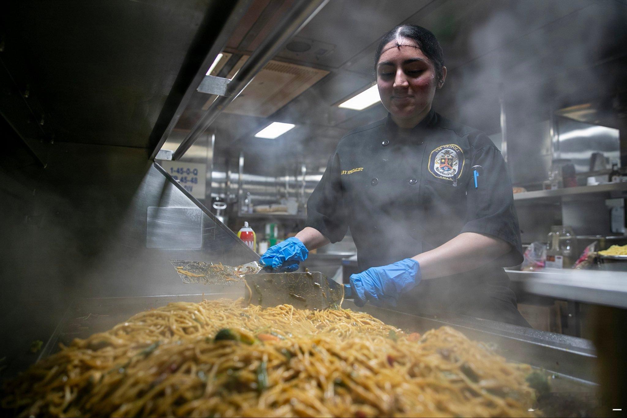 美媒曝出CVN-72林肯号航母等舰艇的饮食恶劣、食品缺乏后，美国海军对此否认，并