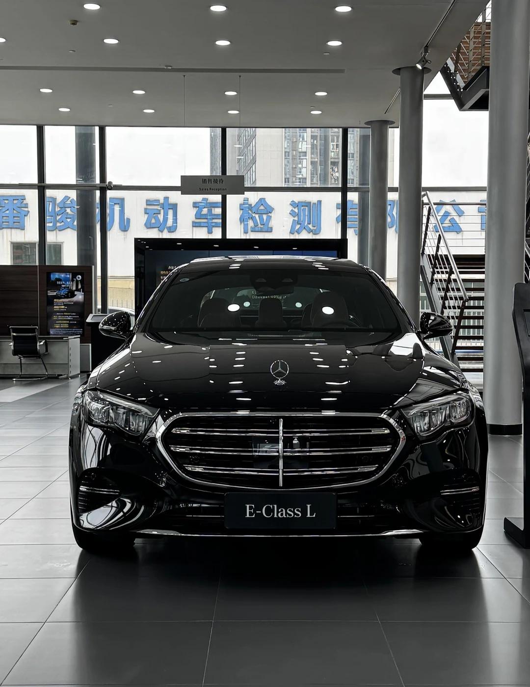 奔驰E级优雅和运动的结合🚗谁开谁帅
新的E 300 L 时尚比起上一代少了一些