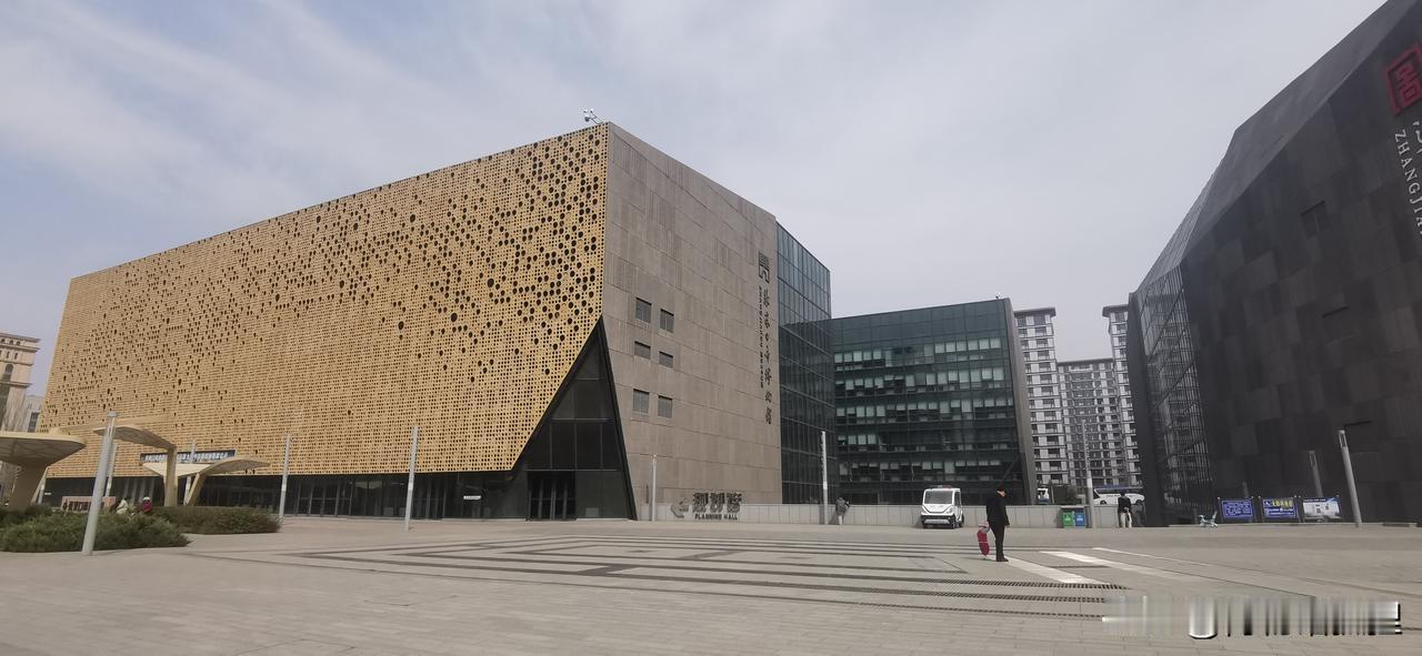 张家口博物馆，真的很特别。这么好看的建筑，第一次来居然找不到大门。

没来过的人