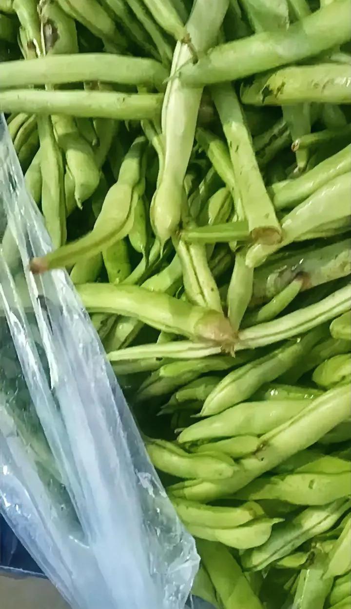 有人发了个青菜，流量杠杠的，顺手我也拍个豆角，家里是卖菜的，这菜一开包，我知道今