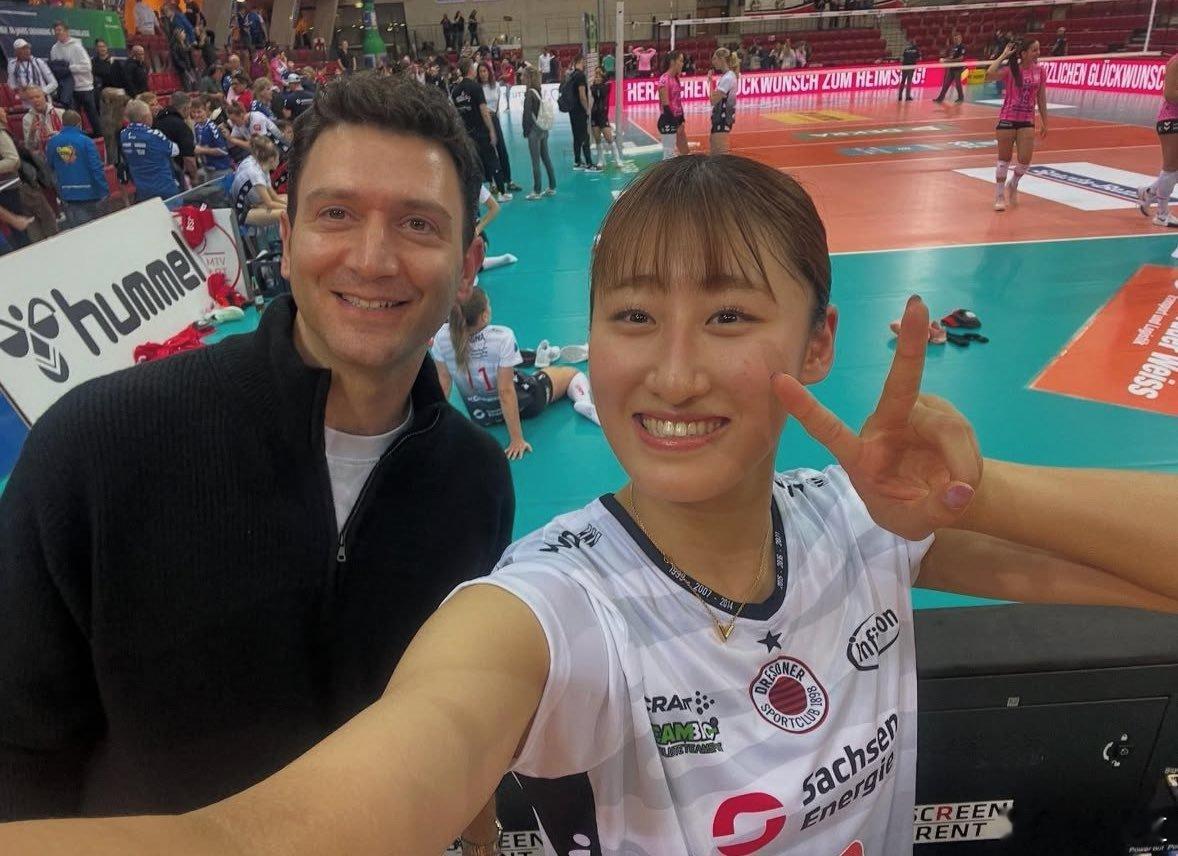 国际排坛动态日本女排费罗去德国看秋本美空，并了解这位19岁小将的近况。秋本美空是