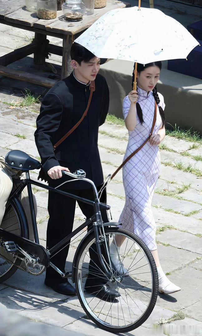 白敬亭、郭晓婷民国单车路透。 