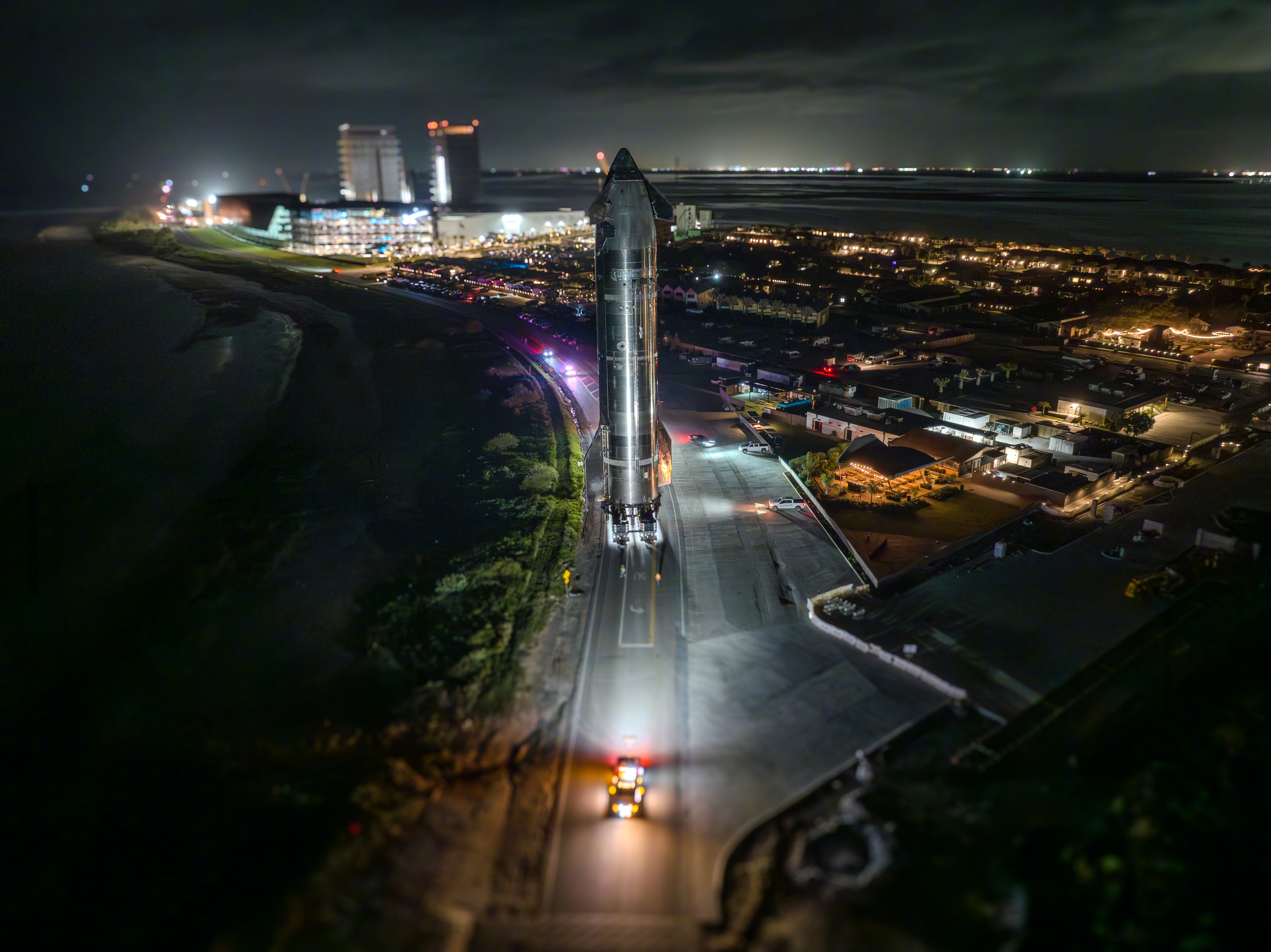 今天上午，星舰二级飞船S38被吊装至星基地1号发射台，为第十一次试飞前的静态点火