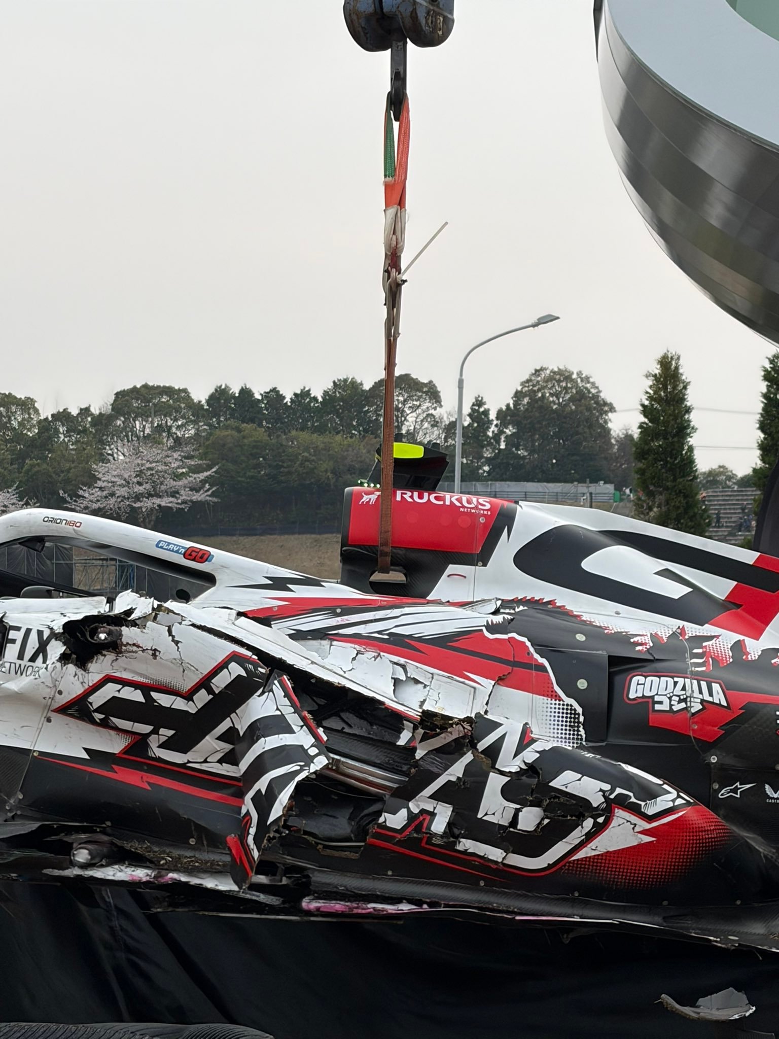 贝尔曼撞车事故他的赛车侧箱和前翼、尾翼基本全部损毁，可见当时的撞击力度好在好在人