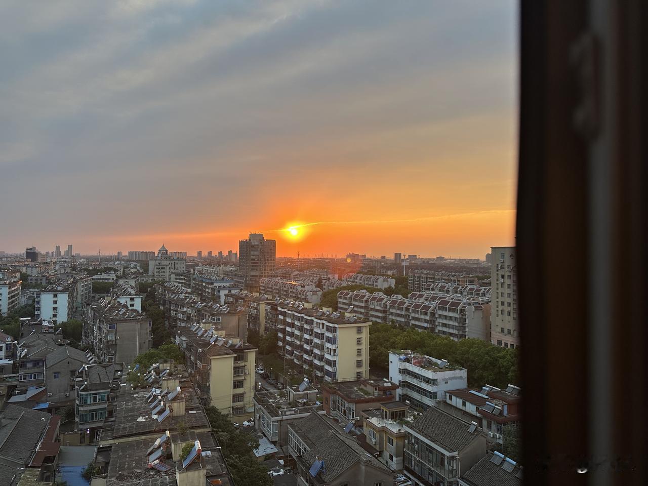 一扇窗的落日余晖🌅