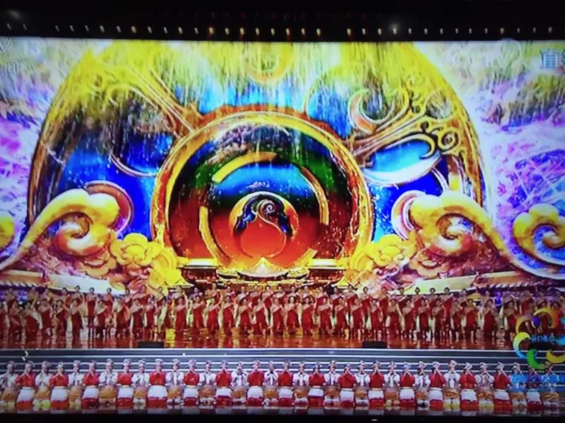 2026 年央视马年春晚堪称科技盛宴，成了中国耀眼科技的展示平台。撒贝宁依旧是“