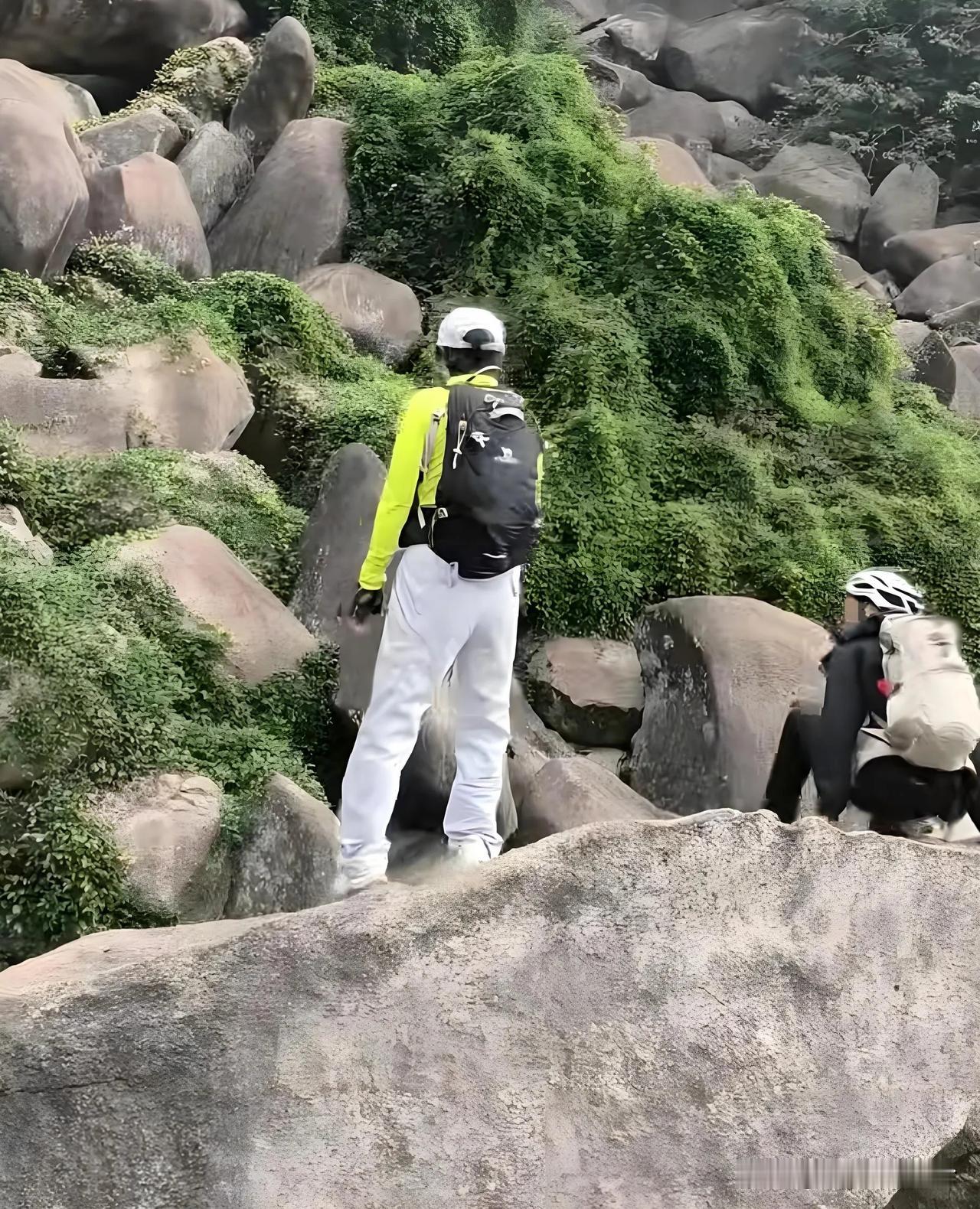 南昌湾里虎头崖，一名黄衣女子爬山时在石头上大喊“我来个跳的”，随后她从一块位置较