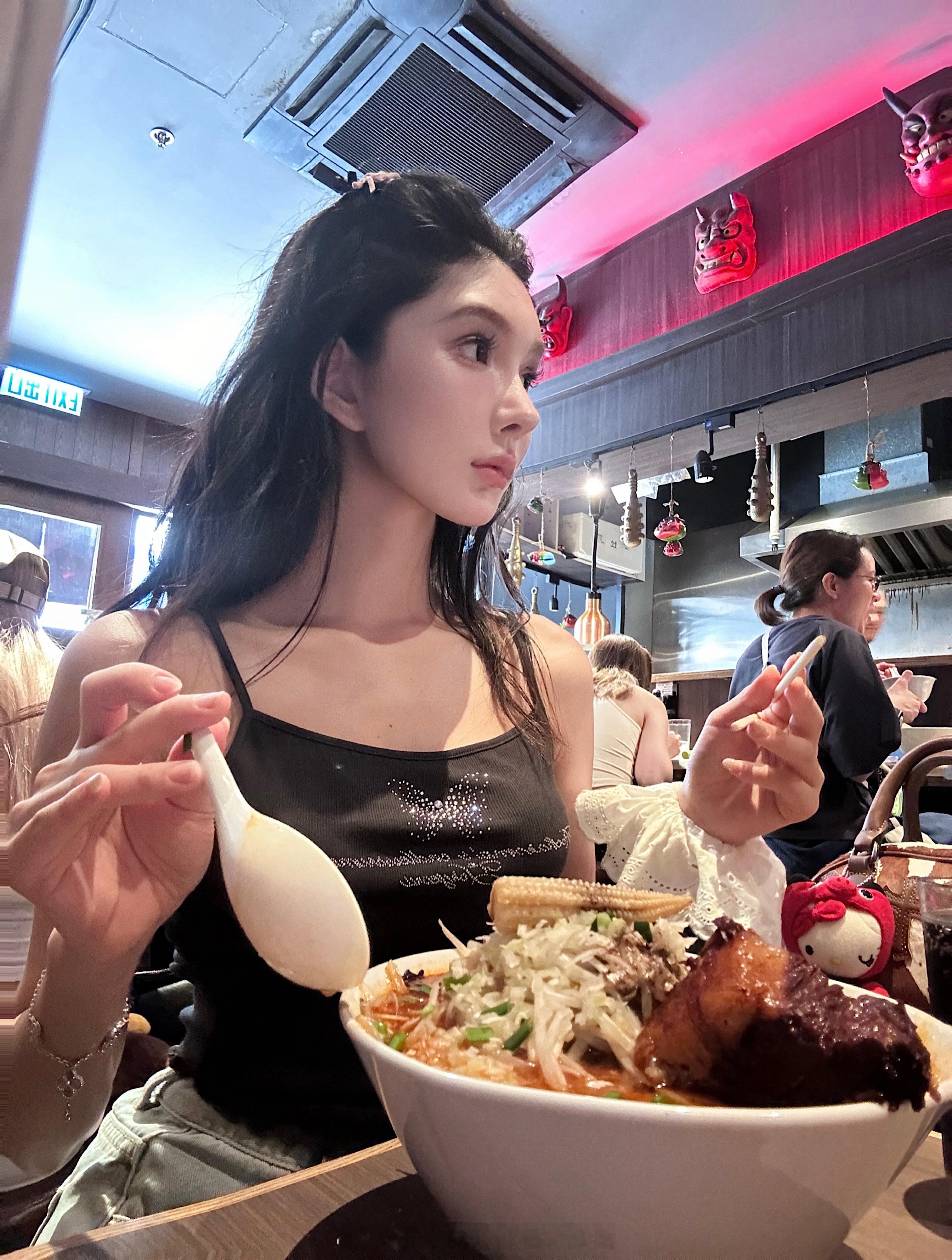 吃 遛弯 吃🍜🇭🇰  ​​​