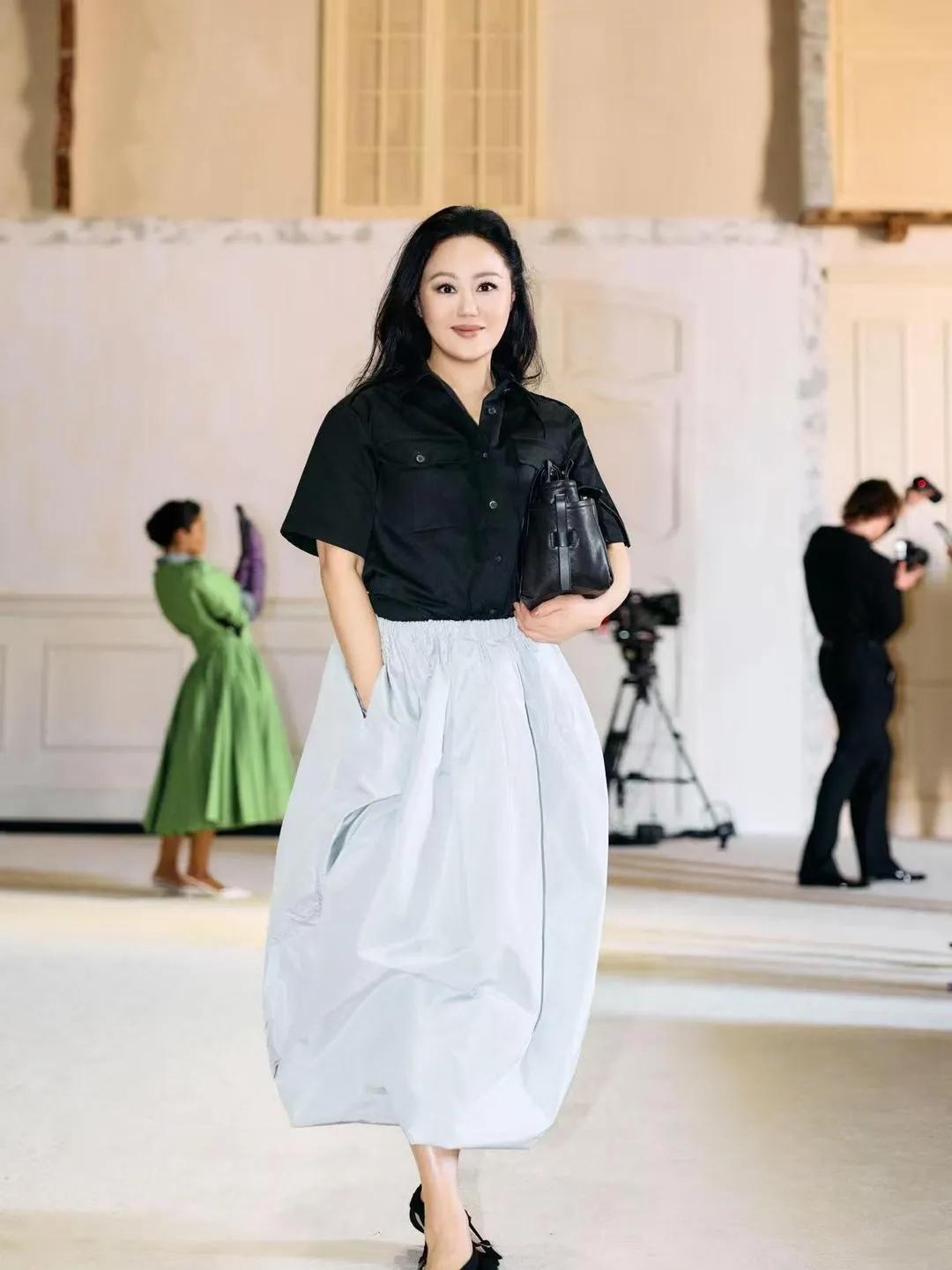 62岁章小蕙的穿搭太有参考价值了！✨
 
黑色短袖衬衫利落又显瘦，搭配浅蓝色花苞