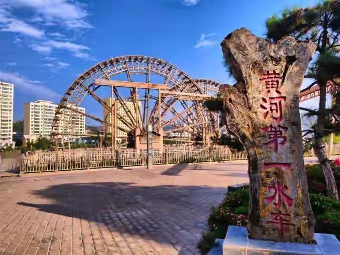 河边景
​电驱飞轮仿水车
​矗立岸边守黄河
​一年难见几回转
​费物费力成摆设