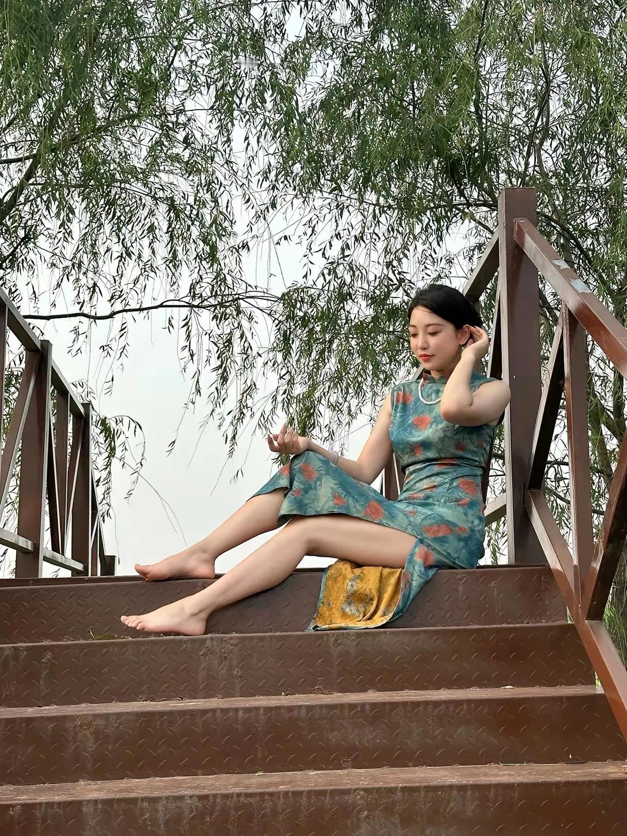 《池塘映佳人》 
池塘杨柳荷花香， 
佳人绿裙立畔旁。 
清风拂面心沉醉
娇姿恰