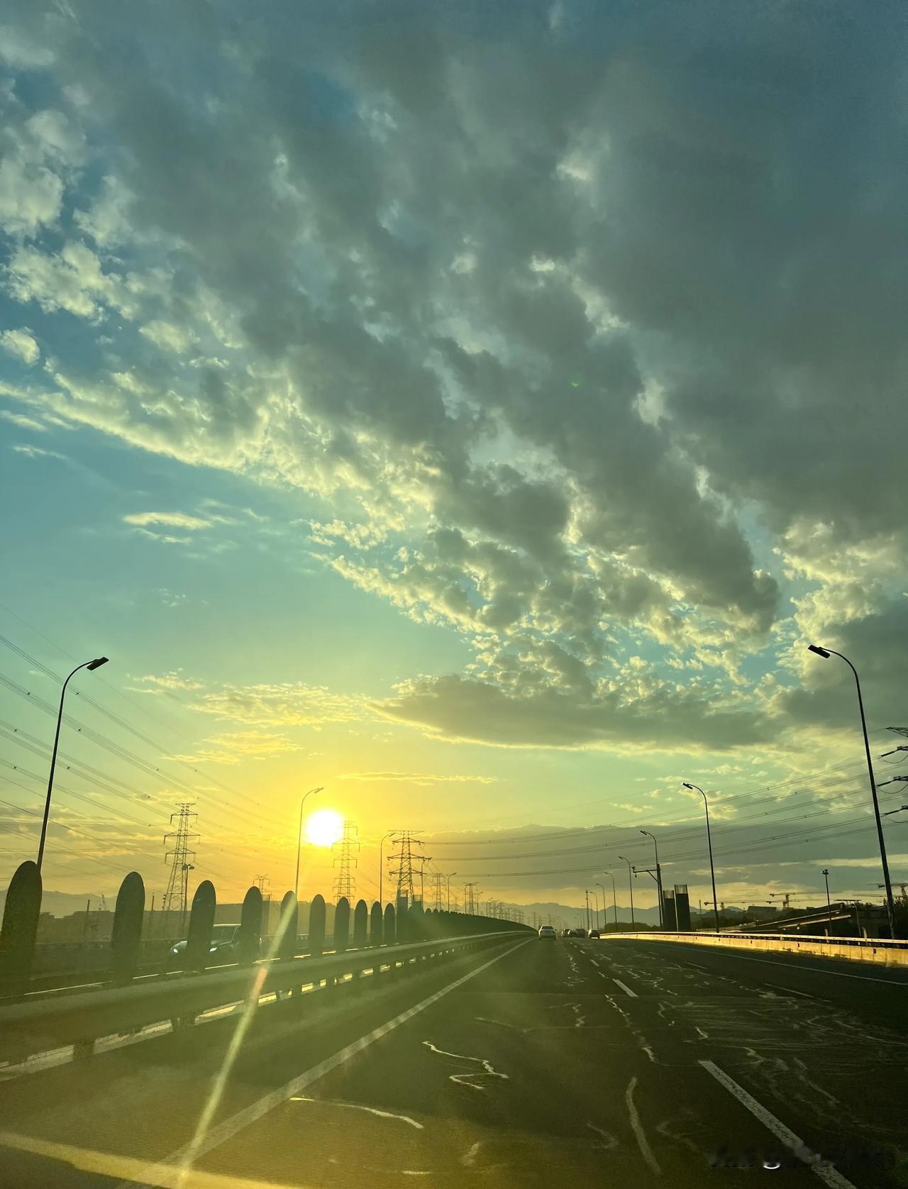 手机拍摄。今年的天气变化莫测，一会儿晴，一会儿阴，前一秒还在飘雨，此刻却又成了大