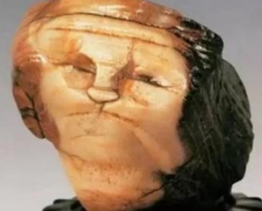 1997年，宁夏小伙在中蒙边境出差时用150元买下一块“人面石”，没想到4年后经