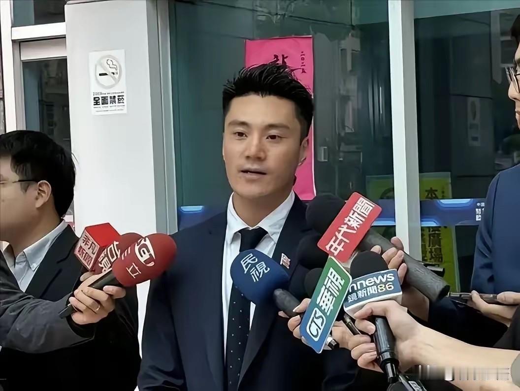 国民党青年部前主委丁瑀公然叫嚣说大陆是台湾民众的敌人，他在接受媒体采访时质疑党团