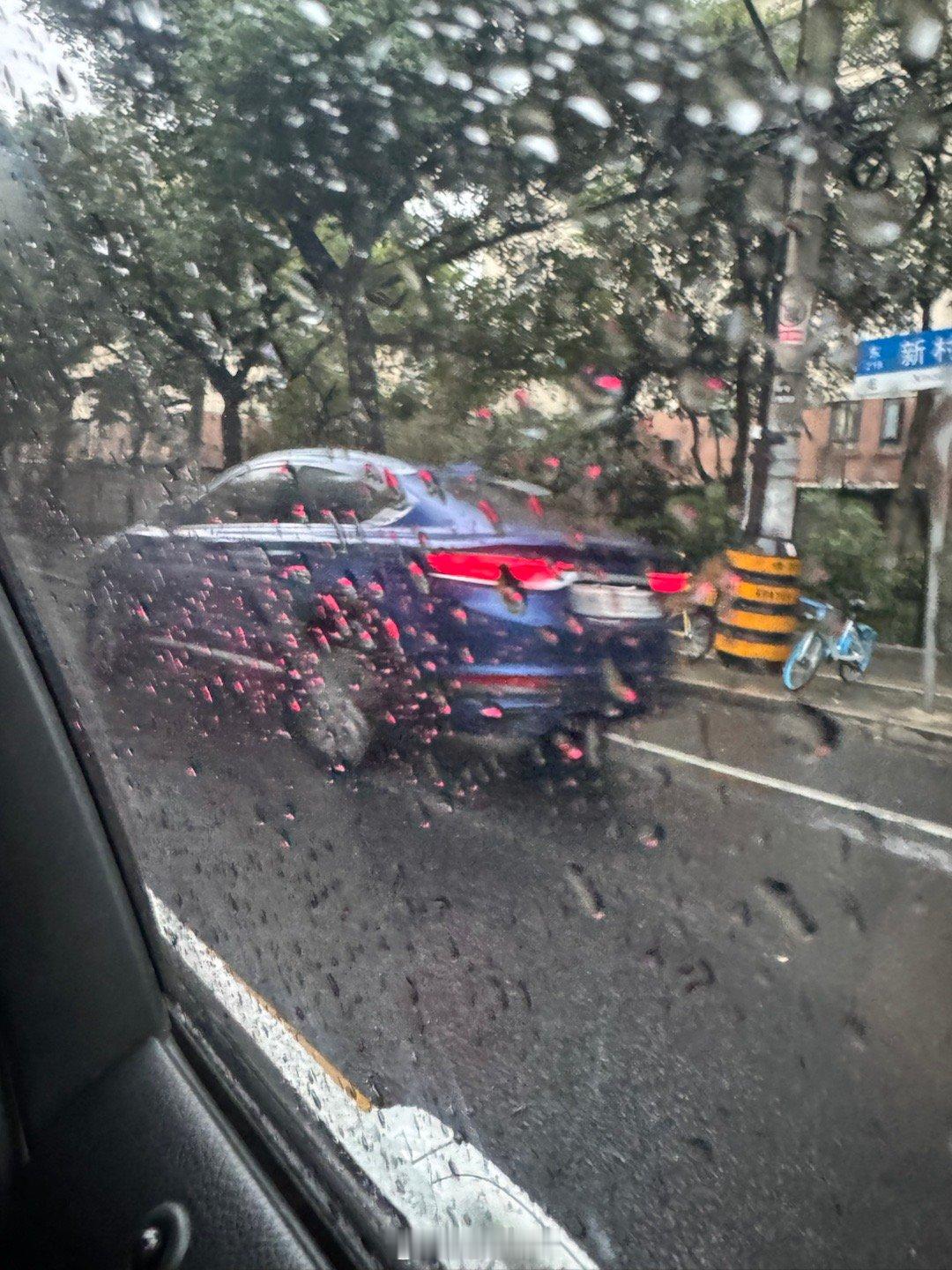 刚在路上看到一辆掉头车前面绿牌后面白牌，还以为是什么专用车辆，网上一查发现就是绿